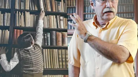 El escritor Jaume Cabre, junto a la portada de su nueva y pantagruélica novela «Jo confesso» (Proa), durante la presentación del libro ayer en el Ateneu Barcelonés