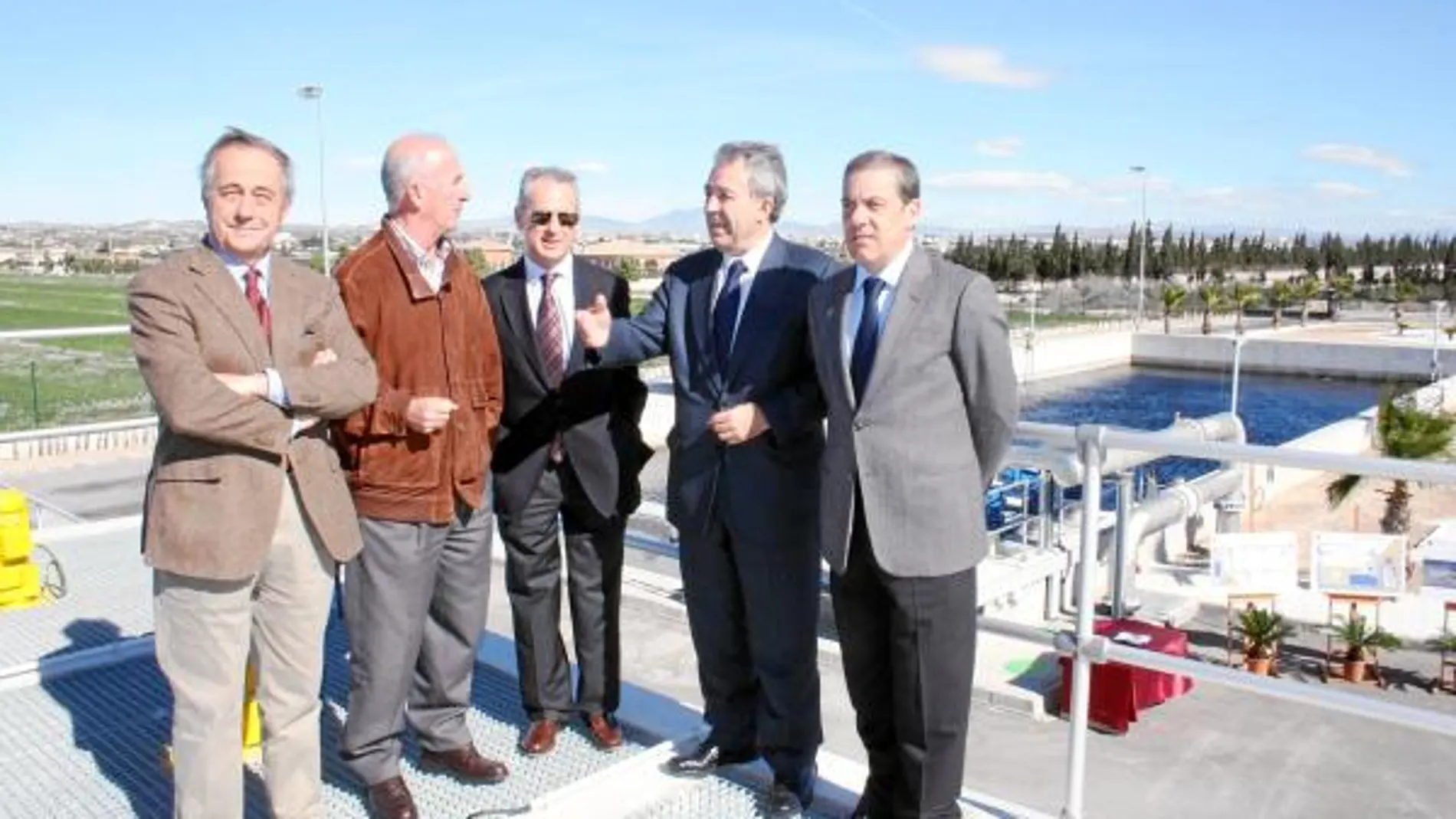 Antonio Cerdá (segundo por la derecha), durante la inauguración del tratamiento terciario en la depuradora