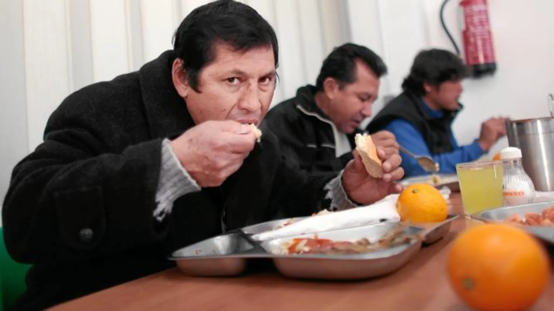 Un grupo de personas se alimenta en un comedor social de Cáritas de Castilla y León