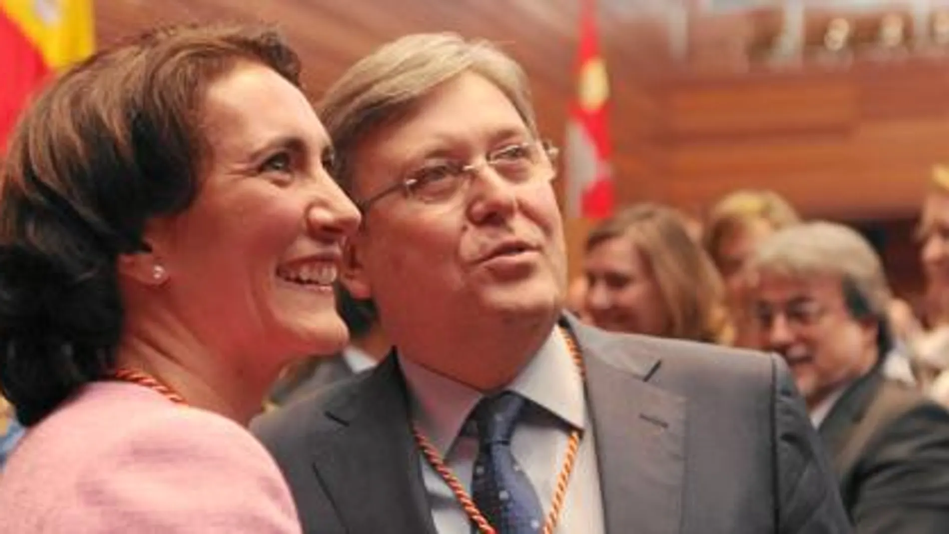 José Manuel Fernández Santiago y Josefa García Cirac charlan tras la toma de posesión y entrega de medallas a los 84 procuradores de las Cortes