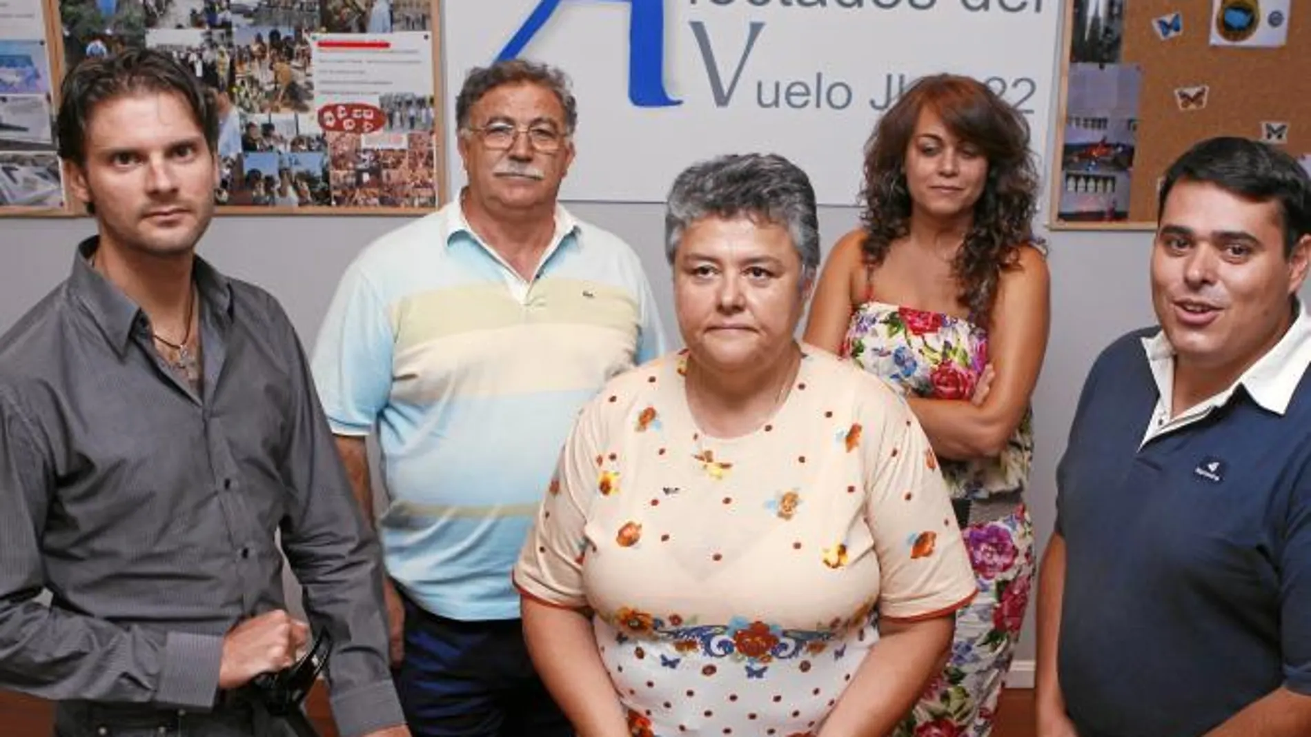 Pilar Vera, presidenta de la Asociación de Víctimas JK5022, rodeada por los miembros de la junta directiva de la organización