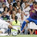 El defensa portugués del Real Madrid se lanza al suelo para tratar de cortar un avance del chileno Alexis Sánchez durante el partido de ayer