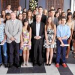 El presidente de la Junta, José Antonio Griñán, y el consejero de Educación, entregaron unos diplomas acreditativos en julio a los 51 primeros beneficiarios de esta iniciativa
