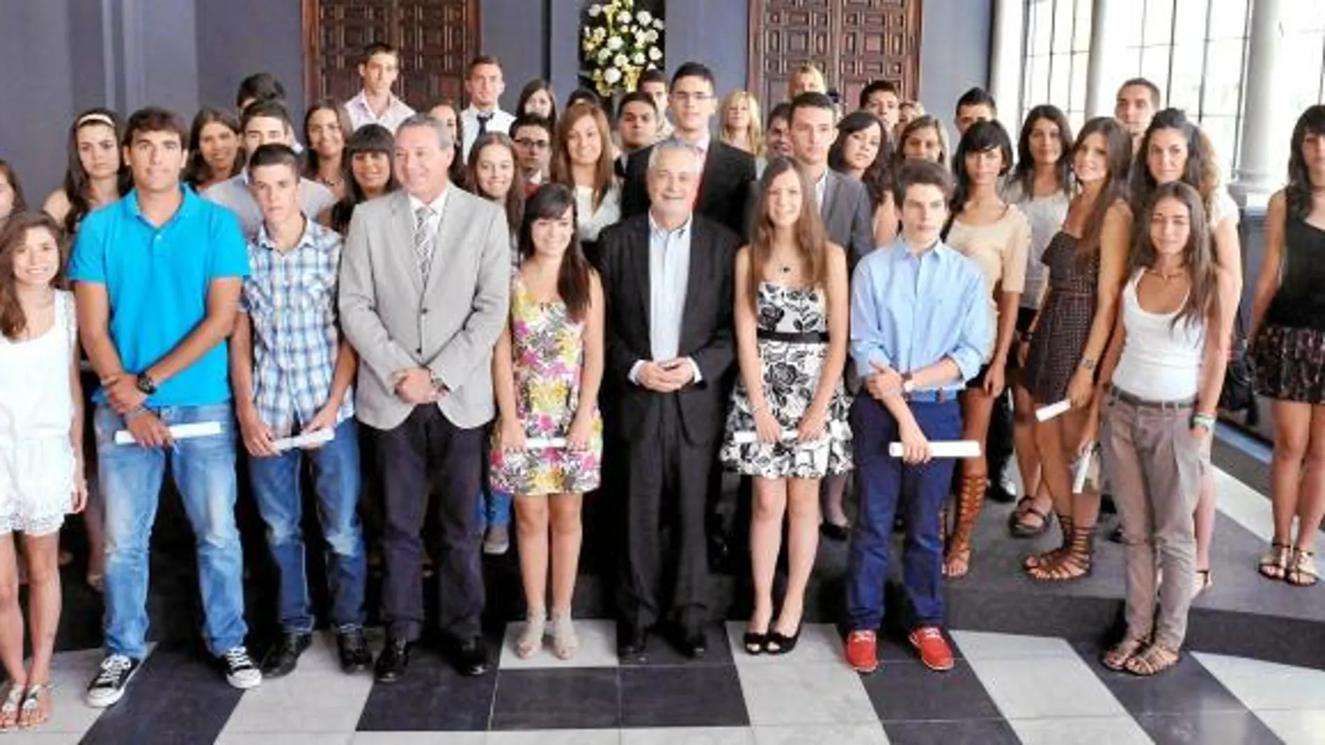 El presidente de la Junta, José Antonio Griñán, y el consejero de Educación, entregaron unos diplomas acreditativos en julio a los 51 primeros beneficiarios de esta iniciativa