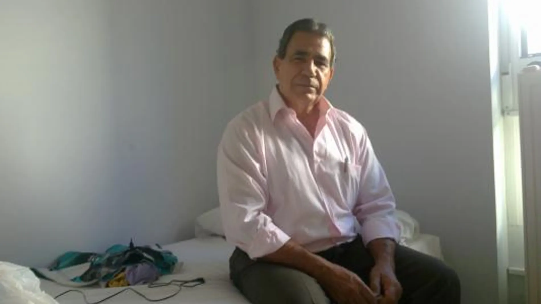 El ex preso político Julio César Gálvez, en el interior de su austera habitación del hostal Welcome de Vallecas/ Santi Carneri