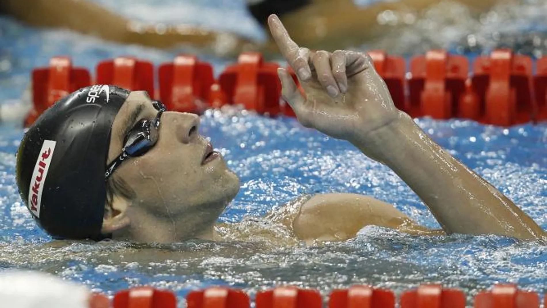 Michael Phelps celebra su victoria en la final
