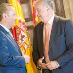 El presidente Fabra y el portavoz del PP, Rafael Blasco, fue el último en entrar en el Palau de la Generalitat