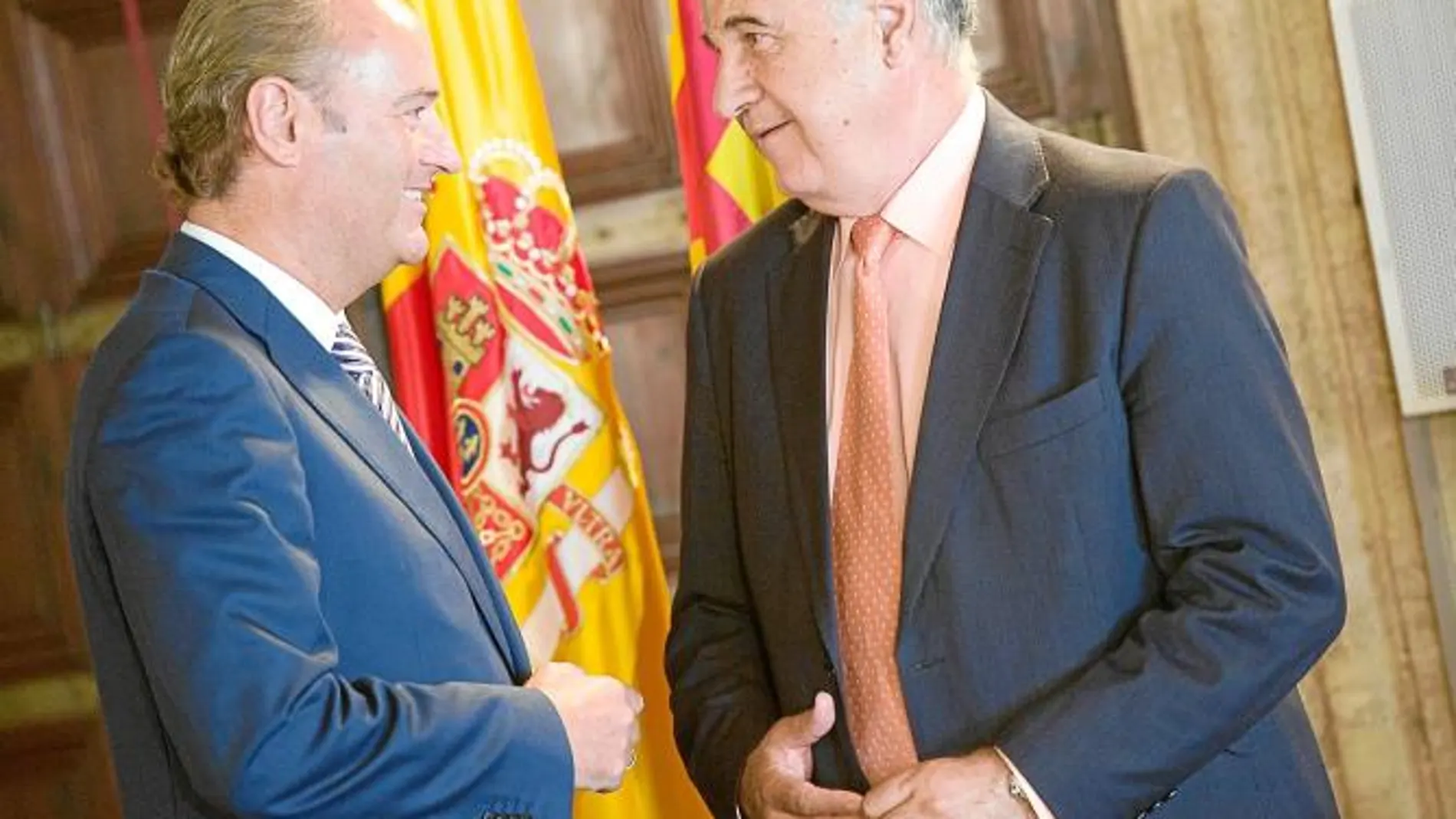 El presidente Fabra y el portavoz del PP, Rafael Blasco, fue el último en entrar en el Palau de la Generalitat