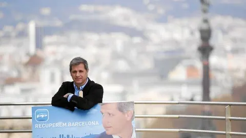 Alberto Fernández muestra el cartel de su precampaña que desde hoy se verá en 50 autobuses