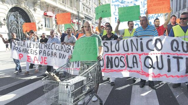 «La basura es lo único que tenemos, no nos la quitéis». Los lemas reflejaron ayer en Madrid la indignación por la ley aprobada en el Congreso