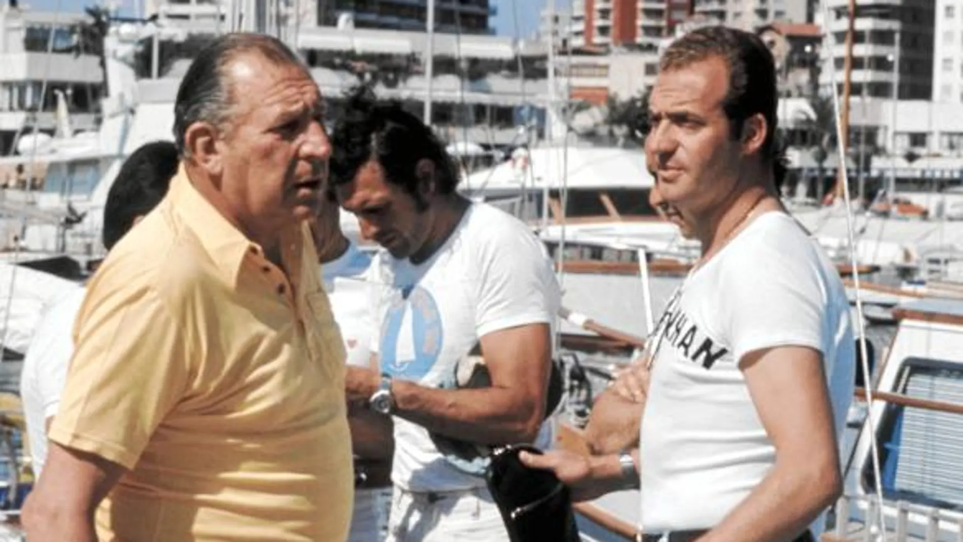 El Rey con su padre, Don Juan, en Palma de Mallorca en 1975 con Franco ya muy enfermo