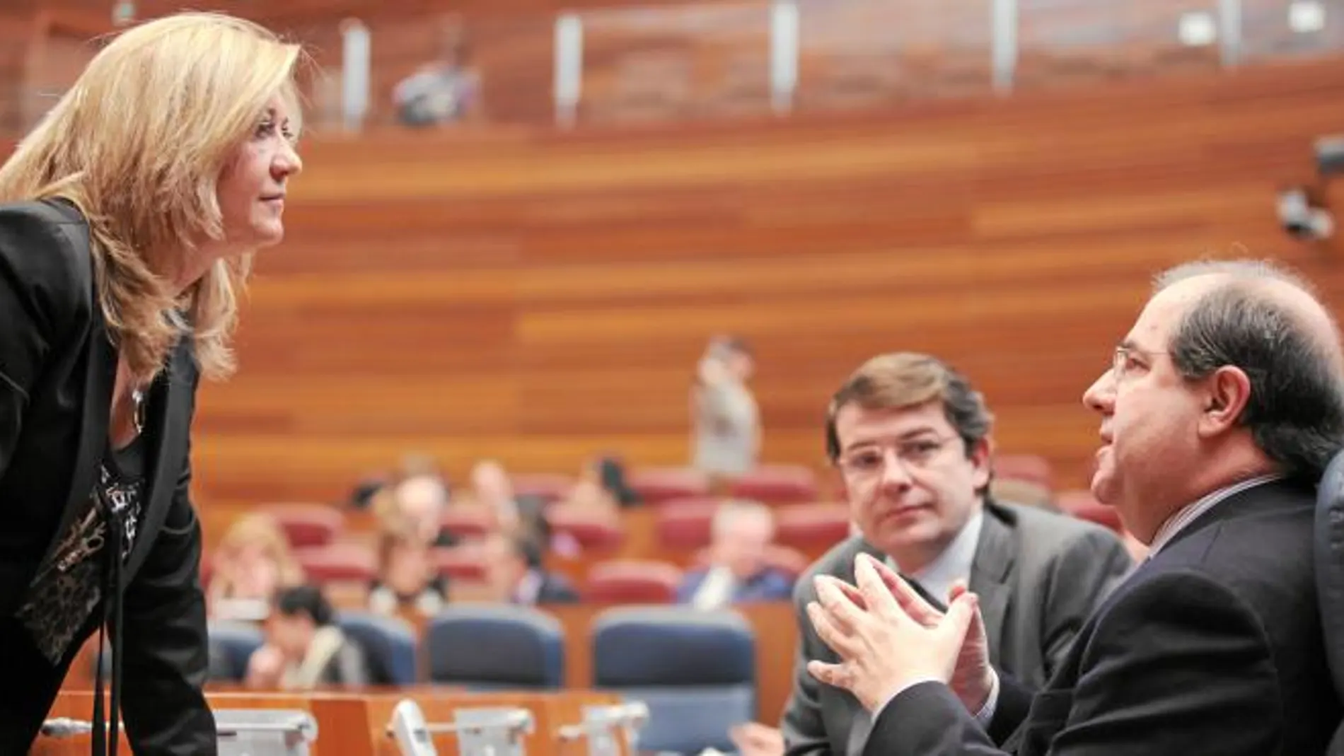 Herrera charla con la consejera Pilar del Olmo y el secretario regional del PP, Alfonso Fernández Mañueco