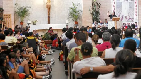 Los peregrinos, ayer en la parroquia de Nuestra Señora de Europa para escuchar al cardenal Maradiaga