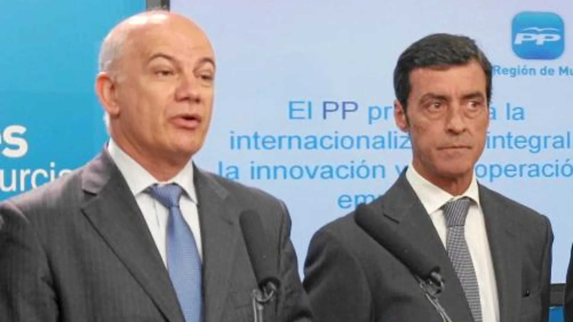 En la imagen, Osuna y Sánchez-Solís, durante la presentación del Libro Blanco del PP de Empresa, Investigación, Industria y Comercio