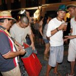 Los bajos precios de las bebidas de los vendedores ambulantes han «roto» el mercado en la zona de La Latina, según denuncian los dueños de los bares