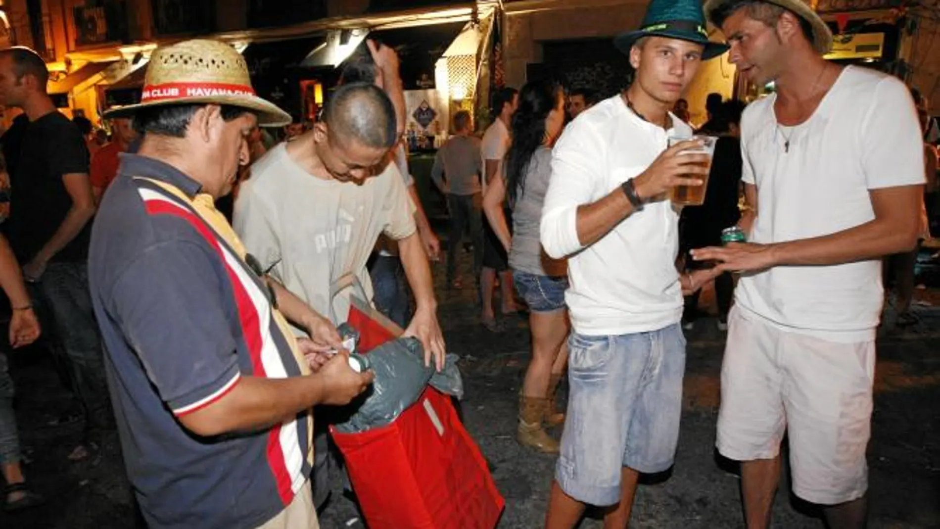 Los bajos precios de las bebidas de los vendedores ambulantes han «roto» el mercado en la zona de La Latina, según denuncian los dueños de los bares