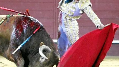 Iván Fandiño torea al natural ante el quinto astado de la tarde de ayer