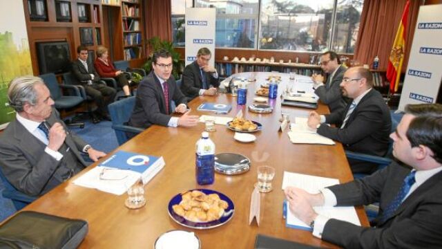 Damián Rubianes, director de Mercado de Capitales de Espirito Santo Investment Bank, toma la palabra en la mesa redonda que se celebró el pasado martes en la sede del diario