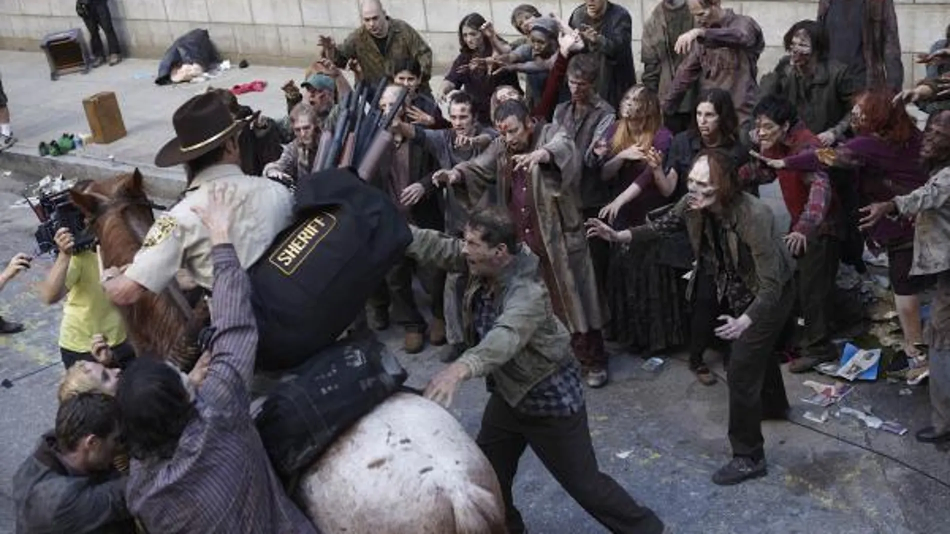 En la imagen, una secuencia de la serie de televisión "The walking dead". La literatura zombi llega al iPhone con «Los Caminantes»