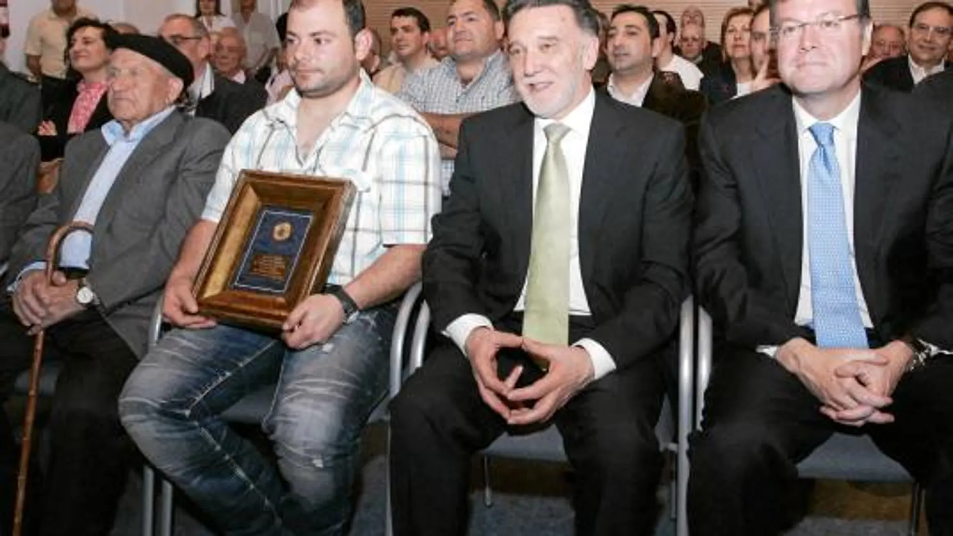 El consejero Antonio Silván y el delegado del Gobierno, Miguel Alejo, asistieron al homenaje