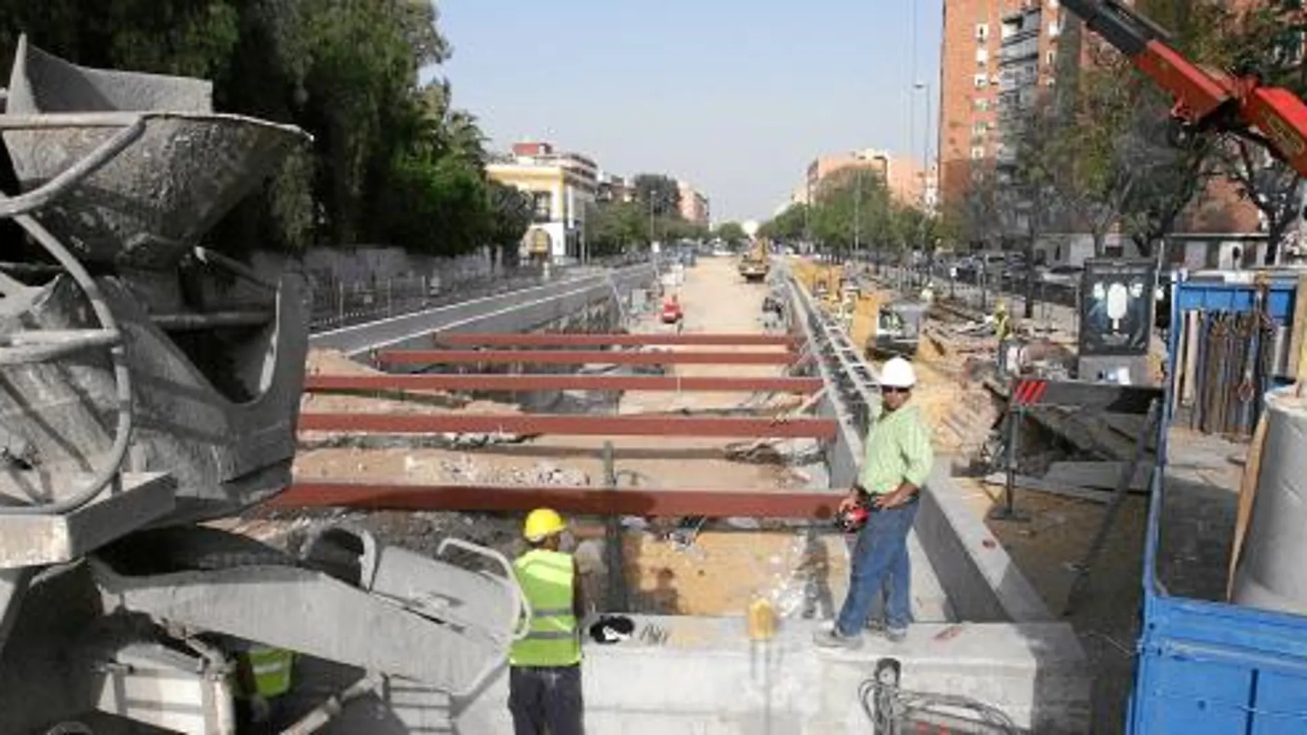 Los bloques de La Estrella, a la derecha, se han visto afectados por su cercanía a la construcción de la infraestructura