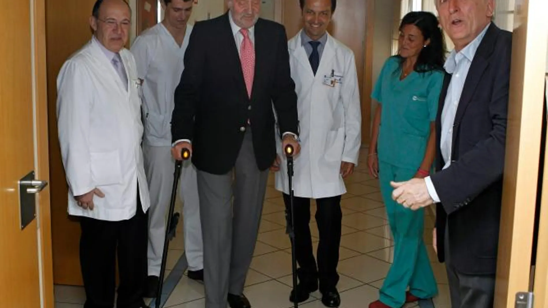El rey recibe el alta hospitalaria dos días después de su operación de rodilla