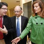 EL equipo económico de Rajoy: Álvaro Nadal, a la izquierda, conversa en los pasillos del Congreso de los Diputados con Cristóbal Montoro (ministro de Hacienda) y Fátima Báñez (ministra de Empleo)
