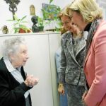 Doña Sofía, en compañía de la presidenta de Manos Unidas, Myriam García Abrisqueta, saludan a la María Manuela, la voluntaria más veterana