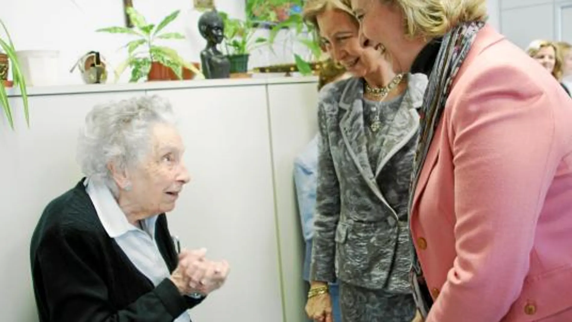 Doña Sofía, en compañía de la presidenta de Manos Unidas, Myriam García Abrisqueta, saludan a la María Manuela, la voluntaria más veterana