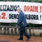 Carteles a favor de la legalización de la formación abertzale en las calles de Bilbao