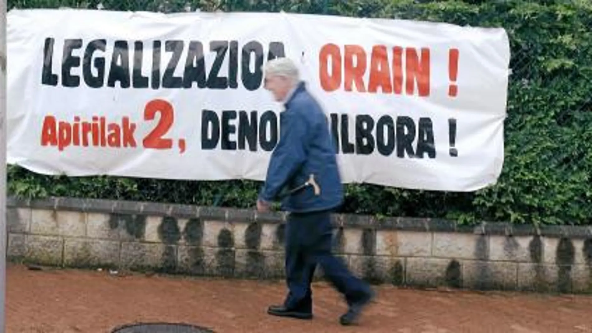 Carteles a favor de la legalización de la formación abertzale en las calles de Bilbao