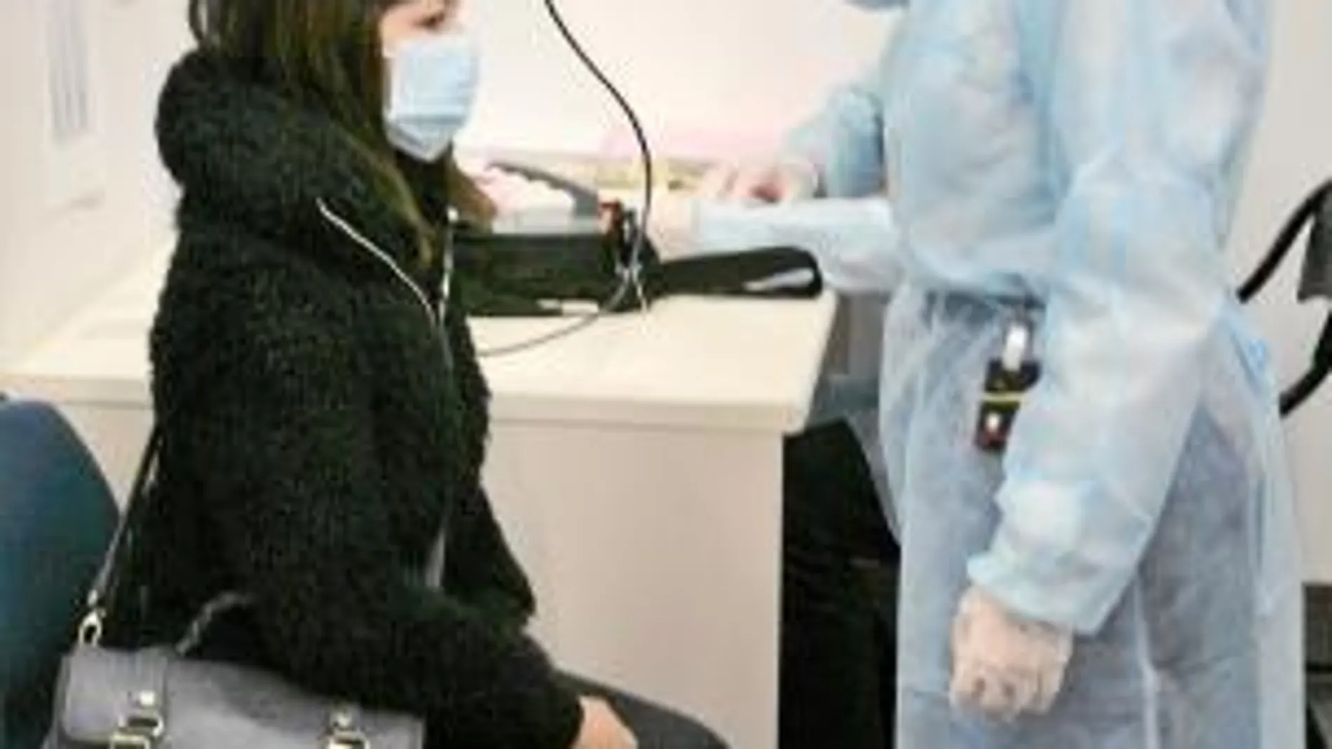 Una pasajera procedente de un vuelo de Japón es sometida a un anális de radiación en Hong Kong