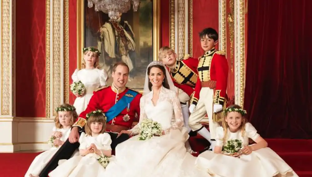 Los actuales príncipes de Gales, el día de su boda. Kate Middleton luce la tiara Halo.