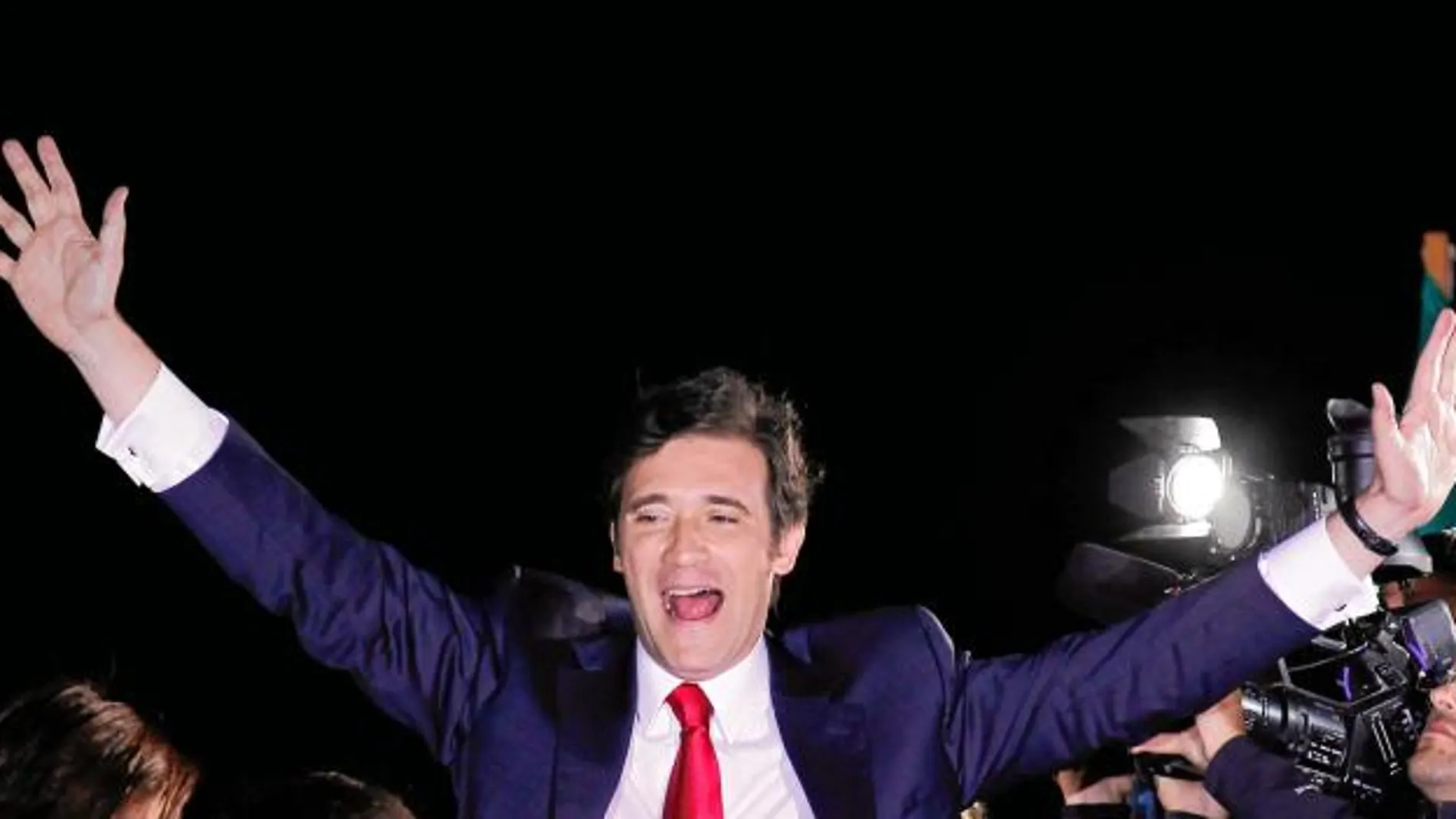 El candidato del PSD, Pedro Passos Coelho, celebra su victoria en las elecciones legislativas en Portugal, el domingo por la noche