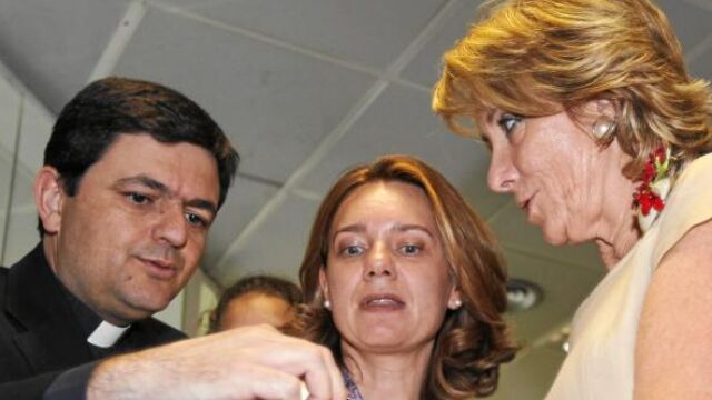 La responsable de Cultura, Carla Díez de Rivera, le muestra la guía del peregrino y un libro de rutas