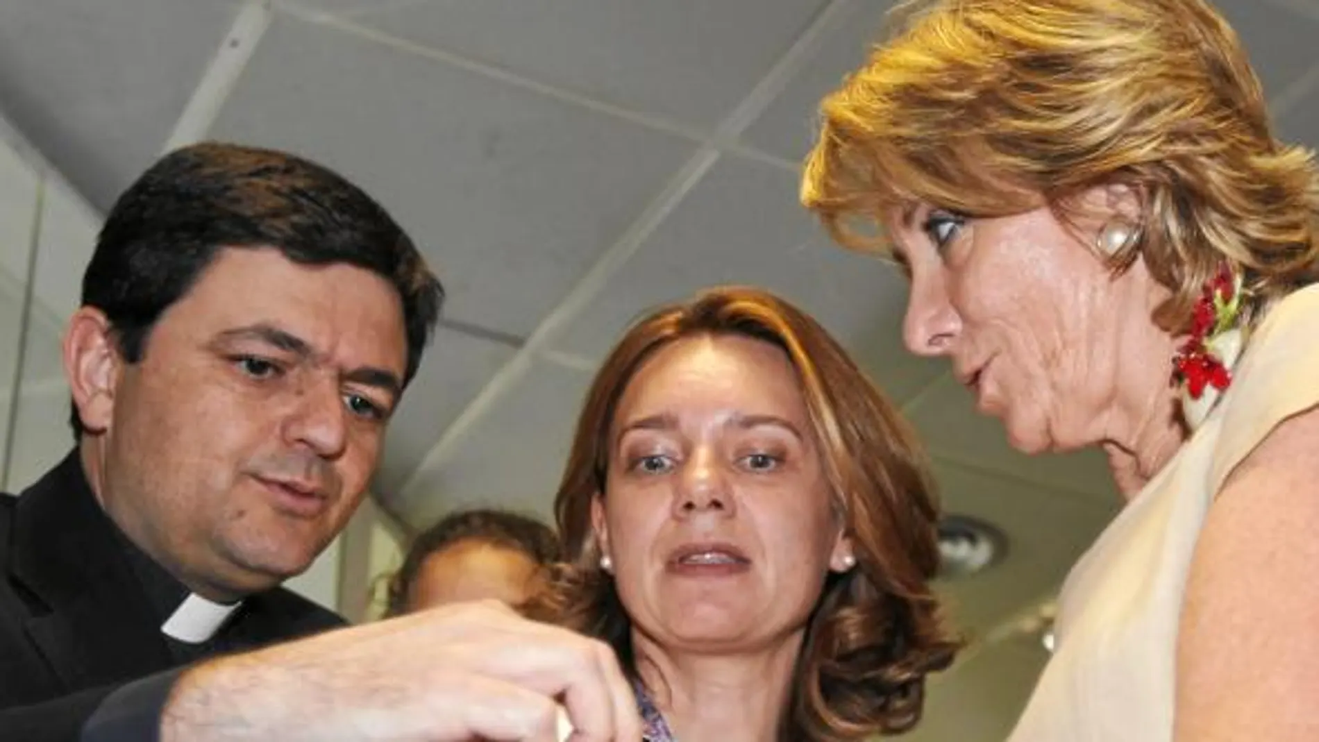 La responsable de Cultura, Carla Díez de Rivera, le muestra la guía del peregrino y un libro de rutas