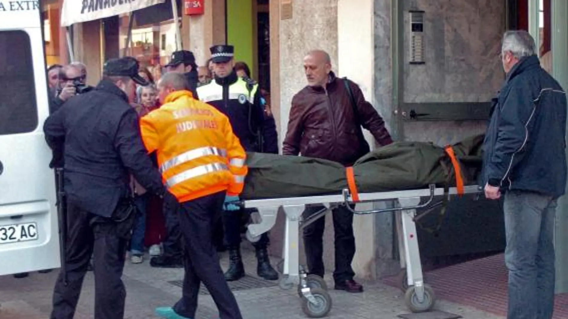 Momento en que el cuerpo del agresor es levantado, después de arrojarse desde un cuarto piso tras haber matado a tiros a su ex mujer