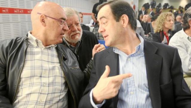 Los presidentes del Congreso y el Senado, José Bono y Javier Rojo, conversan con el ex presidente extremeño, Juan Carlos Rodríguez Ibarra