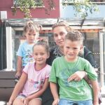 Paquita y sus hijos a la salida del colegio donde se educan en catalán