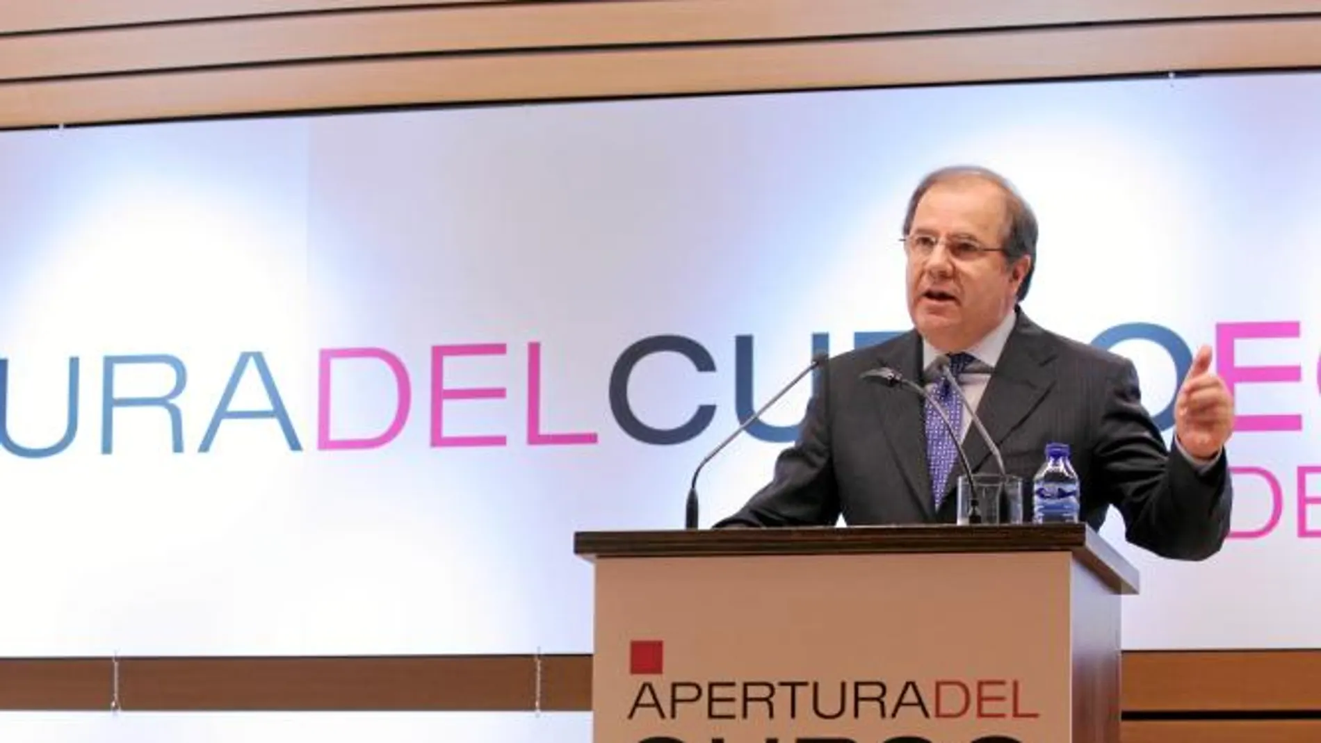 El presidente de Castilla y León, Juan Vicente Herrera, durante su alocución, en la apertura del Curso Económico de la Comunidad, en la que se dieron cita cientos de empresarios