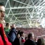 Mourinho (o su doble), en Wembley con una bufanda del Manchester