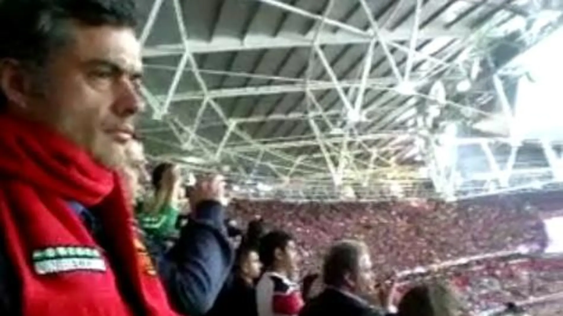 Mourinho (o su doble), en Wembley con una bufanda del Manchester