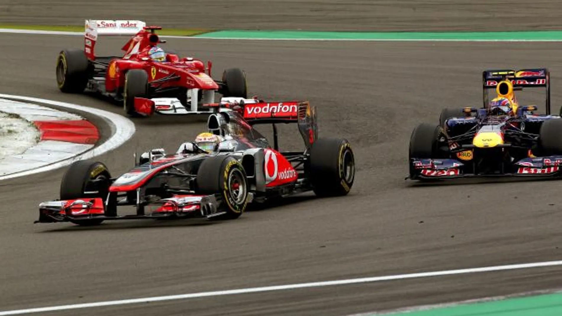Hamilton, Webber y Alonso, en un momento de la carrera en Nürburgring