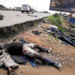 Los cuerpos de un grupo de hombres ejecutados yacen en la cuneta de una carretera de Abiyán