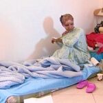 Mullah Shwygar, la niñera que fue quemada por negarse a dar un azote a una nieta de Gadafi, se recupera en Trípoli