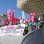  Cerca de 800 empleados municipales protestan contra la reforma laboral