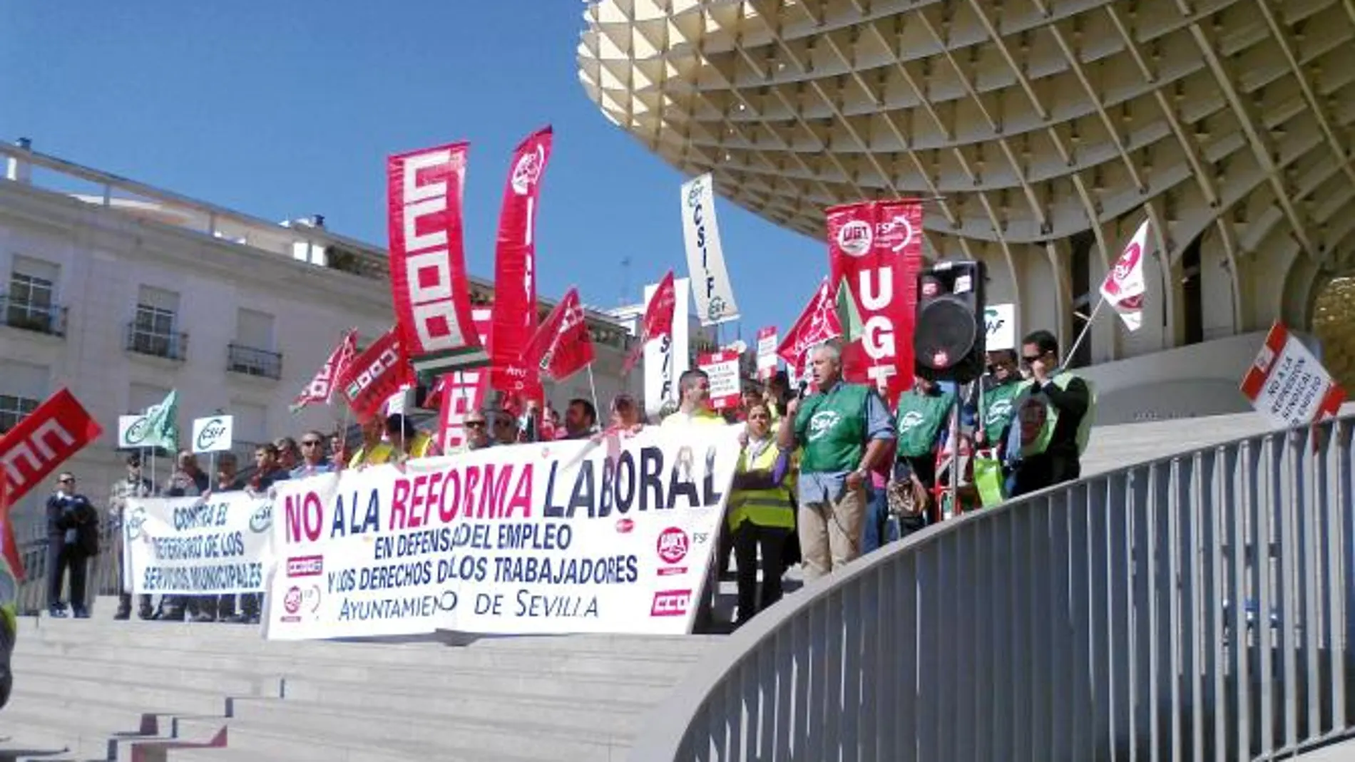 Cerca de 800 empleados municipales protestan contra la reforma laboral