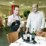 El gerente Florencio Miguel Orduña y Lorenzo Alvés Redondo, en el amplio comedor del hotel