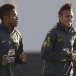 Robinho y Neymar (d) en un entrenamiento de la selección brasileña