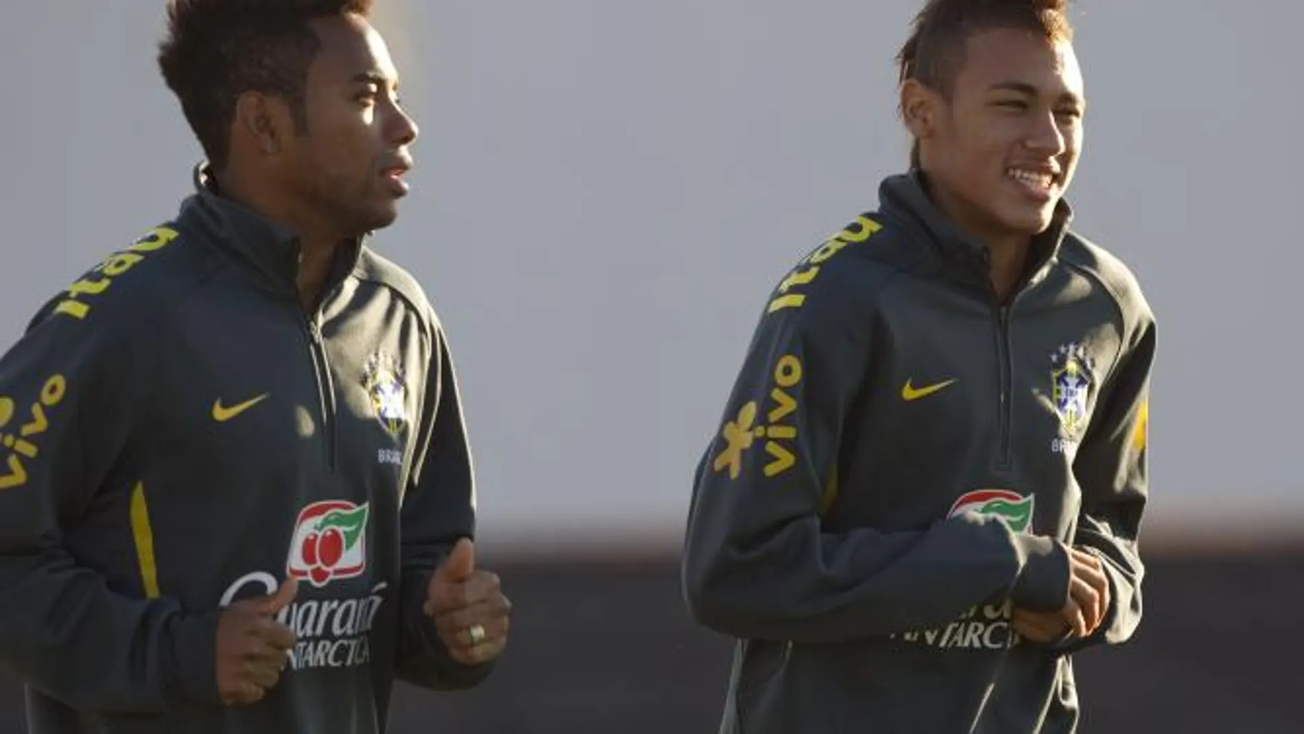 Robinho y Neymar (d) en un entrenamiento de la selección brasileña